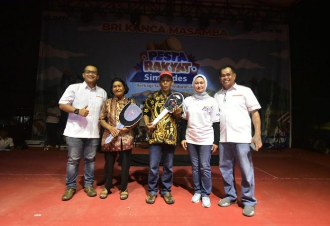 					Bupati Indah Putri Indriani (IDP) foto bersama di acara Pesta Rakyat Simpedes Akhir Tahun, Sabtu (7/12/2019) 