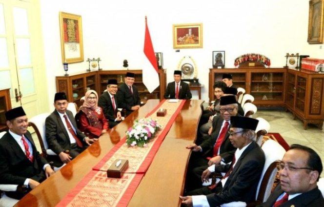 					Presiden Joko Widodo menerima sejumlah Komisioner dan Dewan Pengawas Komisi Pemberantasan Korupsi (KPK) di Istana Merdeka, Jakarta pada Jumat (20/12/2019). (Bayu Prasetyo)