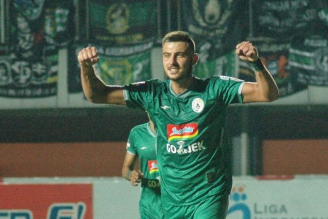 					Pemain PSS Sleman Yevhen Bokhashvili yang mencetak gol tunggal di babak pertama saat bertandang ke kandang PSM Makassar. PSM Makassar kalah sementara 0-1 dari tamunya PSS Sleman malam ini. (net)