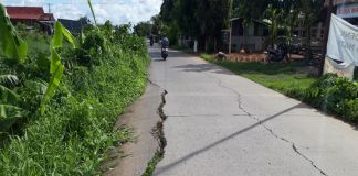 Kondisi jalan Inspeksi Kanal Hertasning Makassar salah satu titik diduga tidak diperbaiki alias fiktif. (BERITA.NEWS)