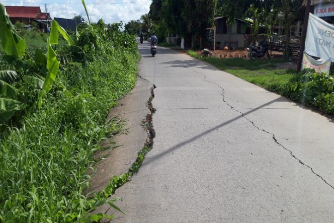 					Kondisi jalan Inspeksi Kanal Hertasning Makassar salah satu titik diduga tidak diperbaiki alias fiktif. (BERITA.NEWS)