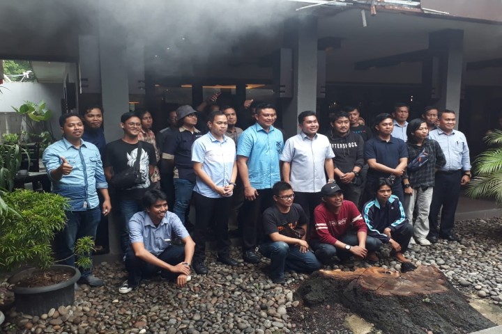 Dirkrimsus Polda Sulsel Kombes Pol Augustinus Berlianto Pangaribuan foto bersama jurnalis di Fireflies Jalan Pattimura makassar, Selasa (7/1/2020).