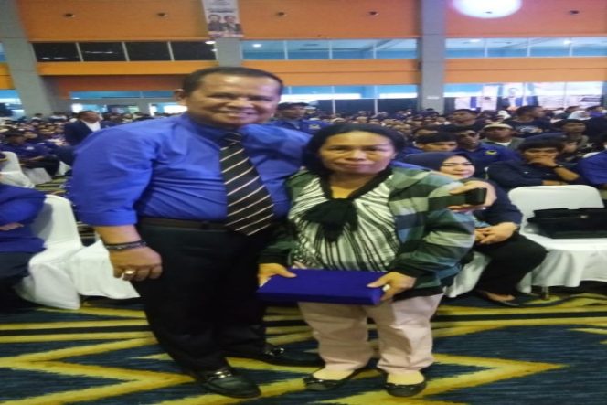 					Bupati Luwu Bangga, Rosalina Terima Penghargaan Guru Inspirator dari Surya Paloh