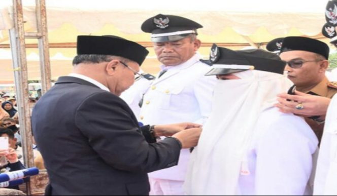 					Kades Pallantikang Hj Saleha Dg Sakking dilantik bupati Jeneponto Iksan Iskandar. (BERITA.NEWS/Muh Ilham). ﻿
