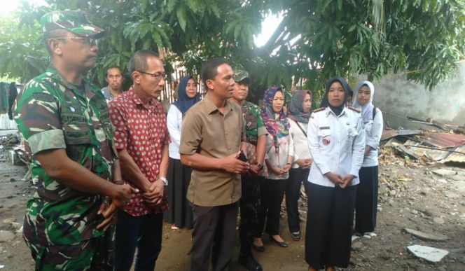 					Peninjauan yang dilakukan oleh Dandim 1405/Mlts di lokasi terjadinya kebakaran. (BERITA.NEWS/Wahyu Adi Saputra).  
