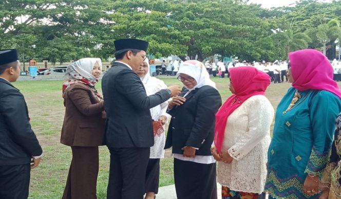 					Wakil Bupati Bulukumba Menyerahkan Penghargaan Satya Lencana Karya Satya kepada sejumlah PNS. (BERITA.NEWS/IL). ﻿
