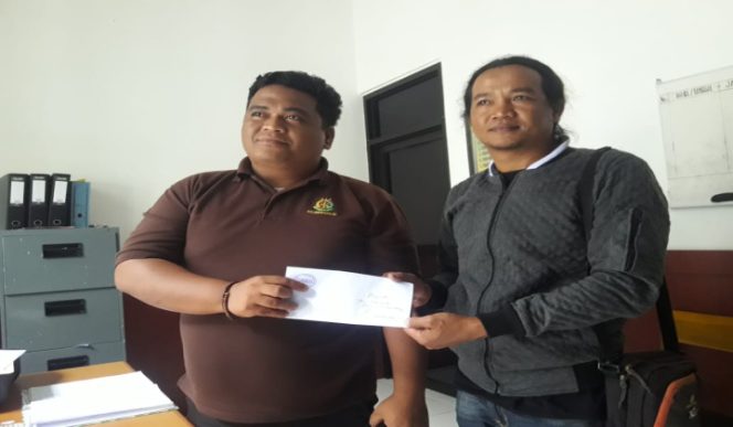 					ketua LSM TKP Bantaeng, Aidil Adha (kanan) ketika menyerahkan surat laporan dugaan korupsi kepihak Kejaksaan. (BERITA.NEWS/Saharuddin)  
