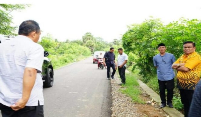 					Bupati Bone H Fahsar (Batik Kuning) saat melakukan peninjauan proyek Jalan. (BERITA.NEWS/Andi Afriandi) 