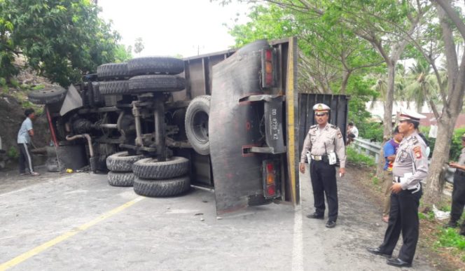 					Truk kontainer terbalik di jalan poros Jeneponto Bantaeng. (BERITA.NEWS/Muh Ilham). 