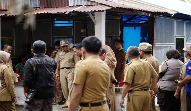 					wali kota, wawali, dan sekda Parepare melakukan peninjauan langsung ke warga yang terkena dampak angin kencang. (BERITA.NEWS/Wahyu Adi Saputra).  