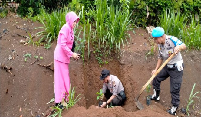 					Kapolsek Bulukumba di dampingi personil jajaran menanam pohon. (BERITA.NEWS/IL). ﻿