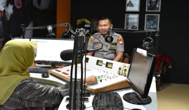 					Kapolsek Panakkukang hadiri talk show di Celebes Radio.