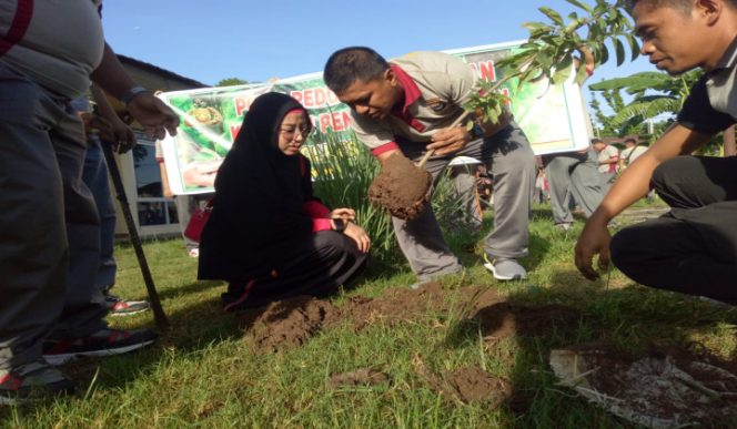 					Kapolres Takalar AKBP Gany Alamsyah Hatta didampingi Ketua Bhayangkari melakukan penanaman pohon. (BERITA.NEWS/Sahabuddin Jaya). 
