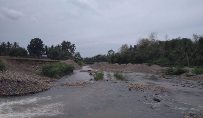 					Kondisi Sungai Balangtieng di Desa Lonrong, Kecamatan Ujungloe, yang jebol diduga akibat aktivitas tambang ilegal. (BERITA.NEWS/IL). 