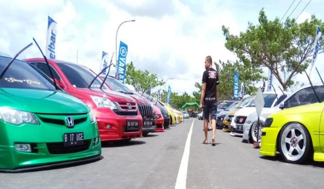 					Contes Car Meet 2020 Modifikasi Dam Low di Jalan Lingkar Jeneponto. (BERITA.NEWS/Muh Ilham). 