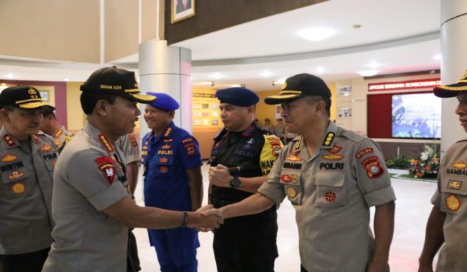 					Kapolri Idham Aziz didampingi Kapolda Sulsel Irjen Pol Mas Guntur Loupe. 