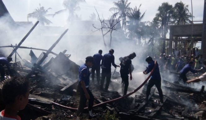 					Kebakaran menghanguskan 1unit rumah ternak dan motor milik Hamang. (BERITA.NEWS/Muh Ilham). 