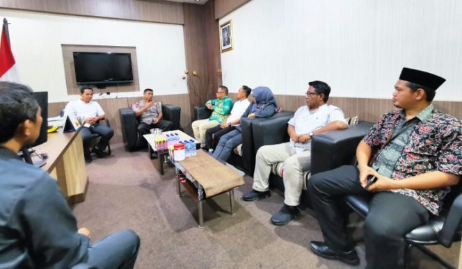 					Komisioner KPU Parepare yang tengah melakukan udiens dengan Kapolres Parepare, AKBP Budi Susanto. (BERITA.NEWS/Wahyu Adi Saputra).  