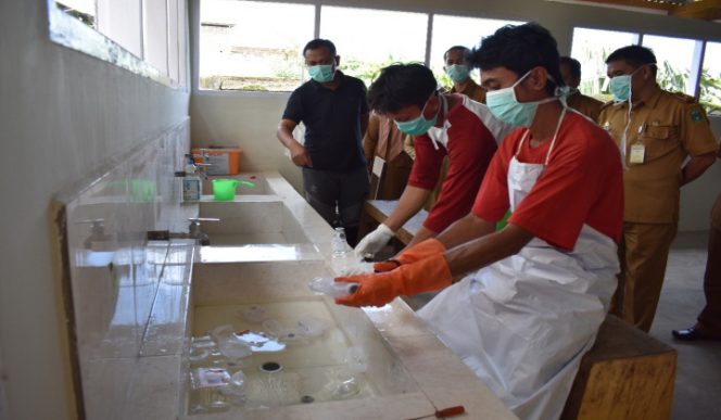 					Bupati Takalar Tinjau Lansung Pengelolaan Limbah. (BERITA.NEWS/Sahabuddin Jaya). 