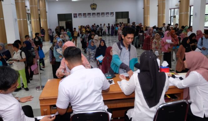 					Pemerintah Kabupaten Gowa membuka loket pengambilan kartu ujian CPNS 2019 mulai Rabu (15/1/2020). Tampak ribuan peserta memadati lokasi pengambilan kartu ujian. (BERITA.NEWS/Putri).  