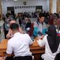 Pemerintah Kabupaten Gowa membuka loket pengambilan kartu ujian CPNS 2019 mulai Rabu (15/1/2020). Tampak ribuan peserta memadati lokasi pengambilan kartu ujian. (BERITA.NEWS/Putri).