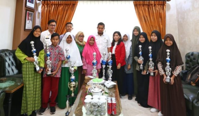 					Iqbal Suhaeb saat menjami 10 siswa yang mengharukan nama Kota Makassar di Rujab. (BERITA.NEWS/Ratih Sardianti Rosi). 