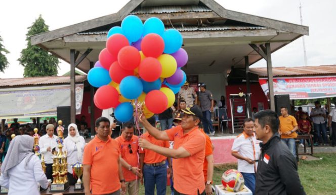 					Bupati Bulukumba pake topi melepas balon ke udara. (BERITA.NEWS/IL). 