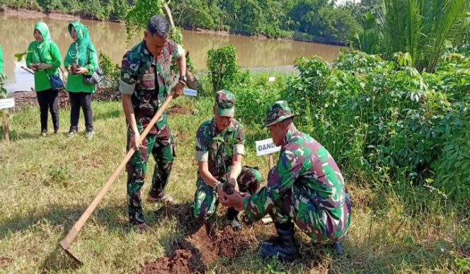 					Anggota Kodim 1426 Takalar Melaksanakan Penanaman Pohon. (BERITA.NEWS/Sahabuddin Jaya). 