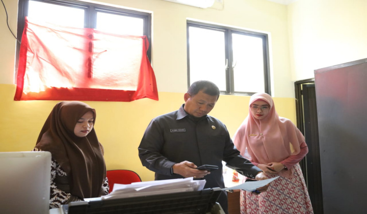Pj Wali Kota Iqbal Suhaeb saat mengunjungi kantor Kecamatan Panakkukang. (BERITA.NEWS/Ratih Sardianti Rosi).
