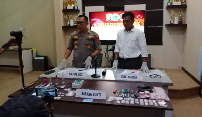 					Kapolres Bantaeng, AKBP Wawan Sumantri (pakaian Dinas Polri) didampingi kasat narkoba, AKP Ingga Bali (baju putih) saat press Confres penangkapan tersangka pengedar narkoba jenis sabu. 