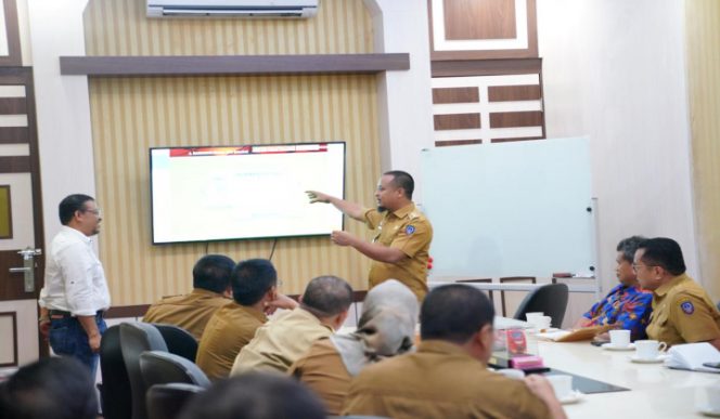 					Wagub Sulsel Andi Sudirman Bahas Modernisasi RPH Tamangapa. (BERITA.NEWS/Andi Khaerul). 