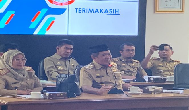 					Bupati Bulukumba pake kepiah saat mengikuti rapat di gedung DPRD Provinsi Sulsel. (BERITA.NEWS/IL). 
