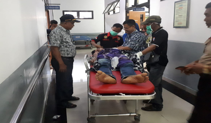 Dinas Sosial dan Tagana saat membawa Daeng Ngitung ke RS untuk menjalani pengobatan. (FOTO: BERITA.NEWS/Putri).