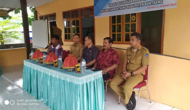 					Wakil ketua satu DPRD Bantaeng, Haji Irianto (tengah) saat menghadiri Musrembang di kelurahan Karatuang. (BERITA.NEWS/Saharuddin). 