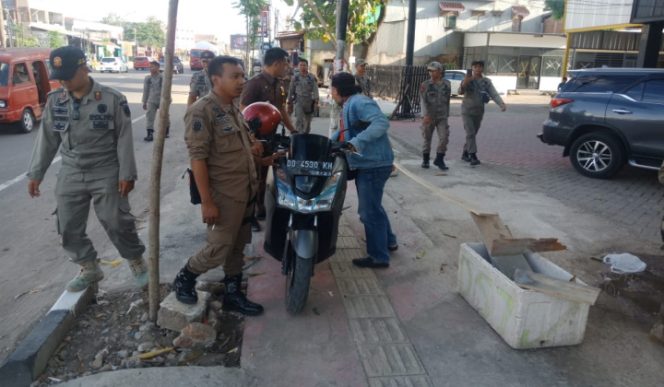					Satpol PP Gowa Jaring 8 Kendaraan Salah Parkir
