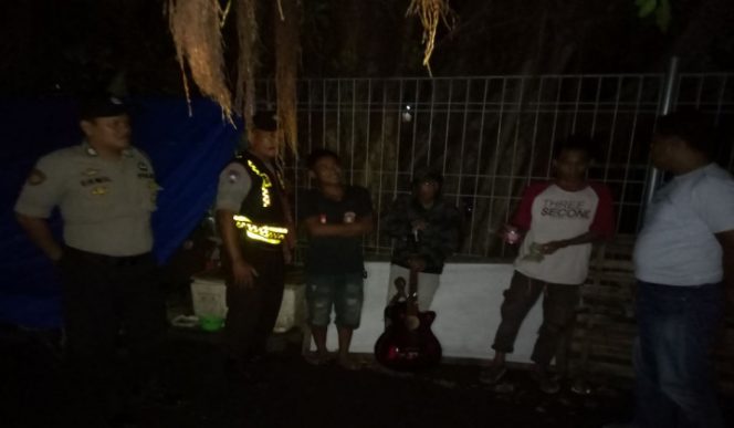 					Tim PMK Polsek KPN memberikan pembinaan kepada remaja yang kedapatan menghisap Lem FOX. (BERITA.NEWS/Wahyu Adi Saputra). 