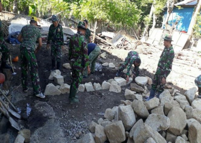 					TNI bantu mengerjakan Pondasi rumah Apong. (BERITA.NEWS/Muh Ilham). 