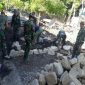 TNI bantu mengerjakan Pondasi rumah Apong. (BERITA.NEWS/Muh Ilham).