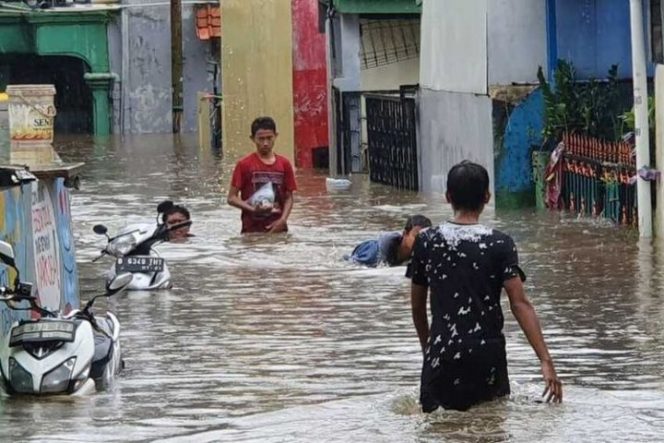 					Banjir setinggi 1,5 meter menggenangi sejumlah RT di Kampung Makasar, Jakarta Timur, Rabu (1/1/2020). (KOMPAS.COM)