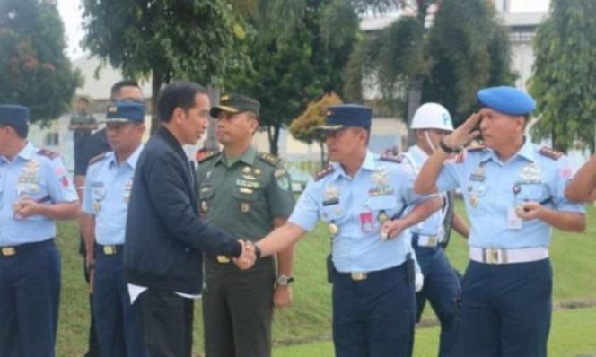 					Presiden Joko Widodo bersama Komandan Skadron Udara 6 Wing 4 Lanud Ats Letkol Pnb Risdiyanto saat hendak takoff dari Lanud Atang Sanjaya, Kabupaten Bogor, Jawa Barat, Minggu (5/1/2020). ANTARA/HO-Pentak Lanud Ats