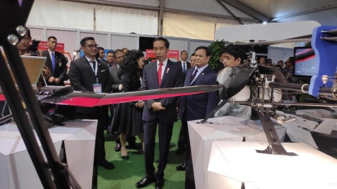 					Jokowi sambangi pameran alutsista (Matius Alfons/detikcom)