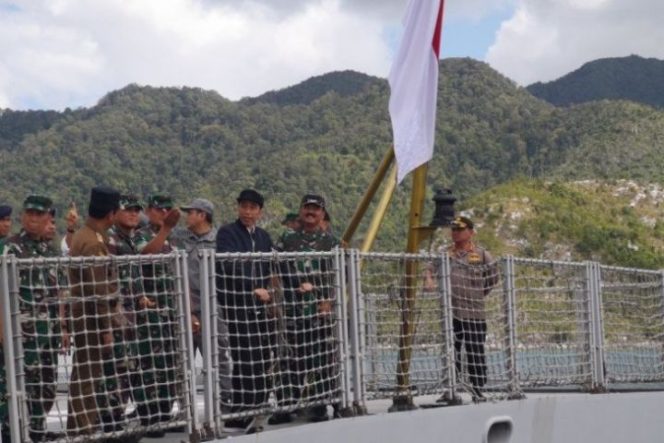 					Presiden Jokowi meninjau KRI Usman Harun yang sandar di Pelabuhan Teluk Lampa Kabupaten Natuna Kepri, Rabu (8/1/2020). (Agus Salim)