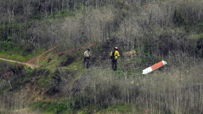 					Foto insiden helikopter Kobe Bryant yang jatuh di kawasan Calabasas, California, AS, Minggu (26/1/2020) waktu setempat. (Foto: Mark J. Terrill/AP Photo)