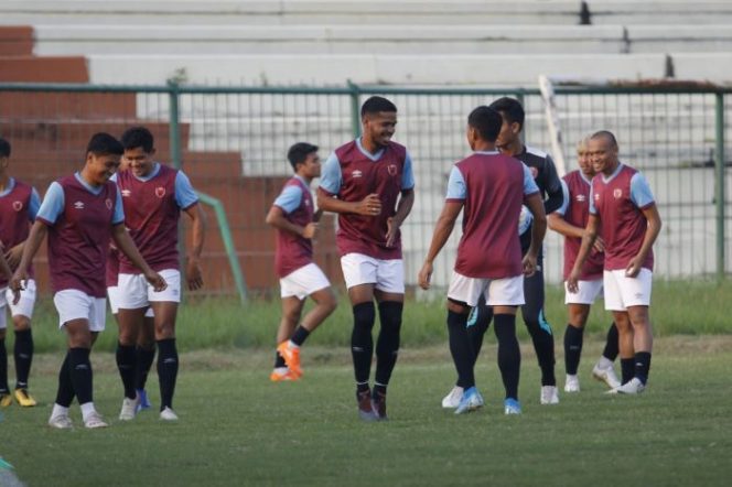					Para pemain PSM saat melakukan latihan. 