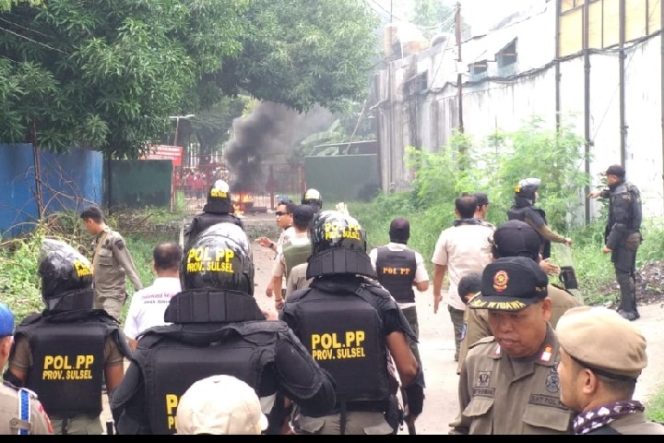 					Penertiban Stadion Mattoangin Pecah, Aparat dan Massa Saling Lempar Batu