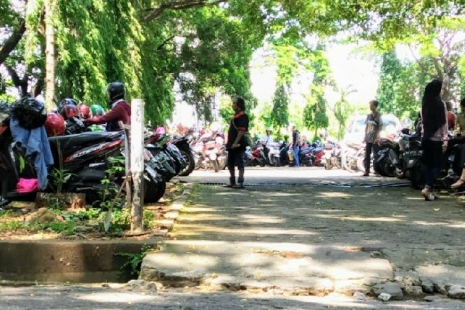 					Satpol-PP Lalai, Peserta CPNS di Kantor Gubernur Sulsel Dimintai Uang Parkir