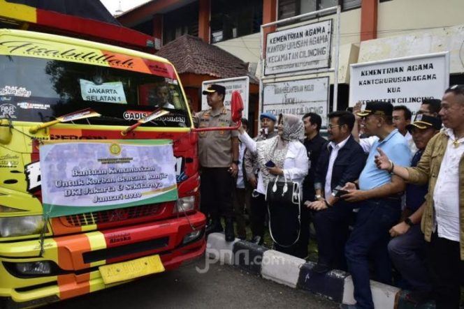 					Mentan Syahrul Yasin Limpo menyerahkan bantuan dari Kementan kepada korban banjir di Cilincing, Jakarta Utara, Sabtu (4/1). (jpnn.com)