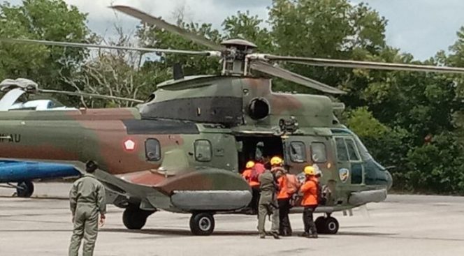 					Heli Super Puma TNI AU lakukan pencarian korban kapal tenggelam angkut 20 TKI (foto: Dispen TNI AU)