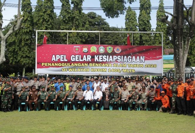 					Foto bersama seluruh stakeholder terkait dalam apel kesiapsiagaan bencana alam