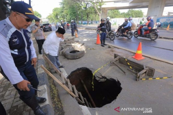 					Wali Kota Tangerang Arief R. Wismansyah, Minggu (12/1/2020), meninjau ruas jalan yang amblas di bawah Jembatan Penyeberangan Orang (JPO) SDN Inpres Tanah Tinggi Jalan Daan Mogot, Tangerang, dan merupakan jalan penghubung ke Jakarta.